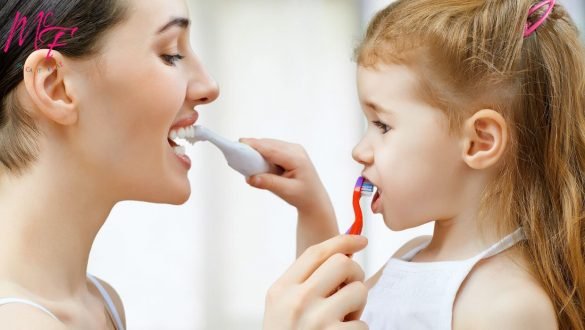 cepillar los dientes de los niños